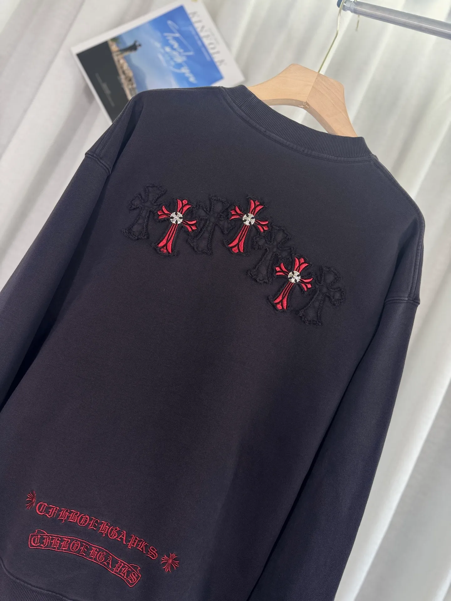 P280 top version, real shot without P, ​​different from market currency) 𝗖𝗵𝗿𝗼𝗺𝗲 𝗛𝗲𝗮𝗿𝘁𝘀/Cro Heart 2025 washed patch embroidery autumn and winter new original single counter American laser burnt 3D three-dimensional color embroidery couple casual sweatshirt 👑The highest version! Customized fabric 420g tripe terry fabric! American acid-washed and distressed original fabric laser burnt ✟appliqué embroidery and exquisite embroidery of letters! The best-selling model in the counter, very comfortable to wear. Accessories: original molded and authenticated collar label➕100% silk wash label. Genuine purchase-grade original hangtag➕matching hanging rope➕3D hanging beads➕original packaging bag. Craftsmanship: The original version has consistent wiring! The highest version of the armhole matching technique! Color: Green Black Size: S M L XL Style Number: 25-306